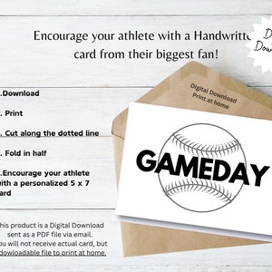 Può includere: Una scheda scaricabile digitalmente a tema baseball con la parola "GAMEDAY" in grassetto. La scheda è all'interno di una busta marrone, con istruzioni per la stampa e la piegatura. Il testo incoraggia l'atleta.