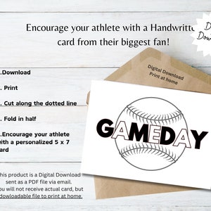 Può includere: Una carta bianca con una grafica di baseball e la parola "GAMEDAY" in nero. La carta è all'interno di una busta marrone. Il testo sulla carta dice "Incoraggia il tuo atleta con una cartolina scritta a mano dal suo più grande fan!" e "Download digitale".