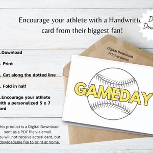 Può includere: Una carta bianca con una grafica di baseball e la parola "GAMEDAY" in giallo, all'interno di una busta marrone. La carta è un download digitale, con istruzioni per scaricare, stampare, tagliare e piegare. Il testo incoraggia gli atleti con una carta personalizzata di 12,7 x 17,8 cm.