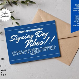 Könnte beinhalten: Eine blaue, bedruckbare Karte mit dem Text "Signing Day Vibes!!" und "Congrats on your commitment!" wird neben einem braunen Umschlag angezeigt. Die Karte enthält Anweisungen und eine Liste der enthaltenen Artikel.