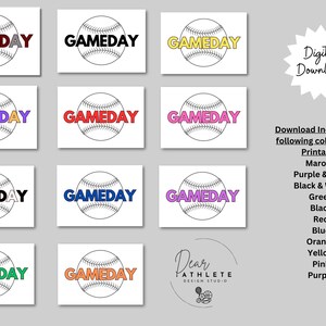 Può includere: Una collezione di stampe artistiche digitali a tema baseball. Ogni stampa presenta la parola "GAMEDAY" in vari colori, centrata in una grafica di baseball. Le stampe sono disponibili in più colori, tra cui bordeaux, viola e nero.