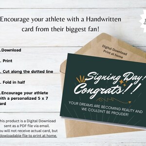Könnte beinhalten: Eine digitale Download-Karte mit dem Text "Signing Day! Congrats!!" auf dunklem grünen Hintergrund. Die Karte befindet sich in einem braunen Umschlag. Die Botschaft der Karte lautet: "Ihre Träume werden Wirklichkeit und wir könnten nicht stolzer sein!"
