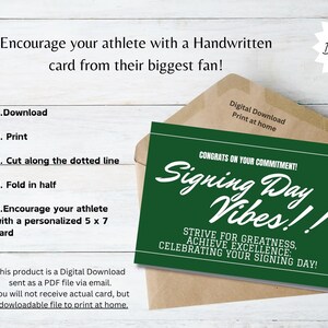 Peut inclure: Carte téléchargeable avec un fond vert et un texte blanc disant "Signing Day Vibes!!" La carte est dans une enveloppe marron. La carte mesure 12,7 x 17,8 cm. Le texte encourage les athlètes.
