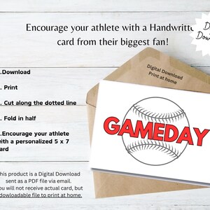 Può includere: Biglietto a tema baseball con la parola "GAMEDAY" in rosso, all'interno di una grafica di baseball. Il biglietto è all'interno di una busta marrone. Il testo sul biglietto dice "Incoraggia il tuo atleta con un biglietto scritto a mano dal suo più grande fan!"