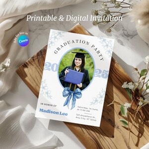 Faire-part de remise des diplômes 2025 numérique avec noeud bleu, invitation pour diplômés universitaires, modèle de carte de faire-part de remise des diplômes bleu, invitation à la fête des diplômés seniors
