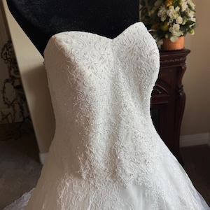 Size 18 - Jewel Wedding Gown - Cleaned and Preserved - Sweetheart neckline, covered buttons, all-over Alencon lace ballgown!!
