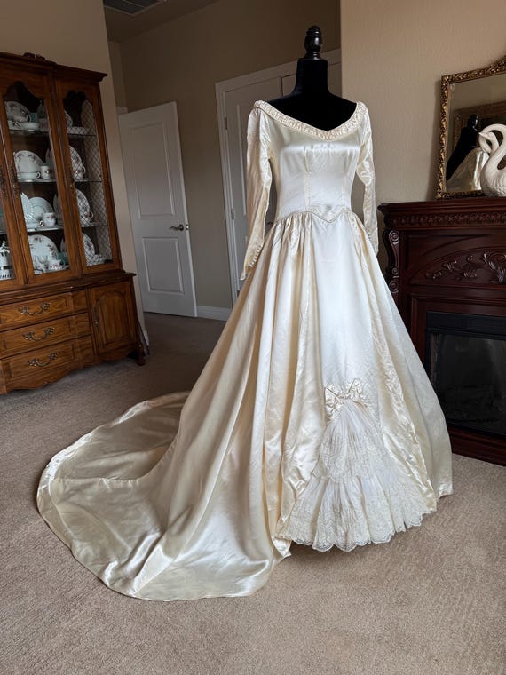 World War 2 - Historic - De Pinna 1940s Couture Wedding Dress! READ DESCRIPTION - Liquid Silk Satin - Classic Vintage Wedding Ballgown - Etsy Israel World War 2 - Historic - De Pinna 1940s Couture Wedding Dress! READ DESCRIPTION - Liquid Silk Satin - Classic Vintage Wedding Ballgown - Etsy Israel