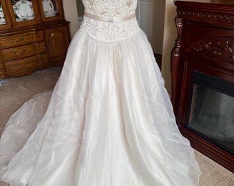 Oleg Cassini - Cleaned and Preserved- Timeless, Beaded Alencon lace Ballgown !!