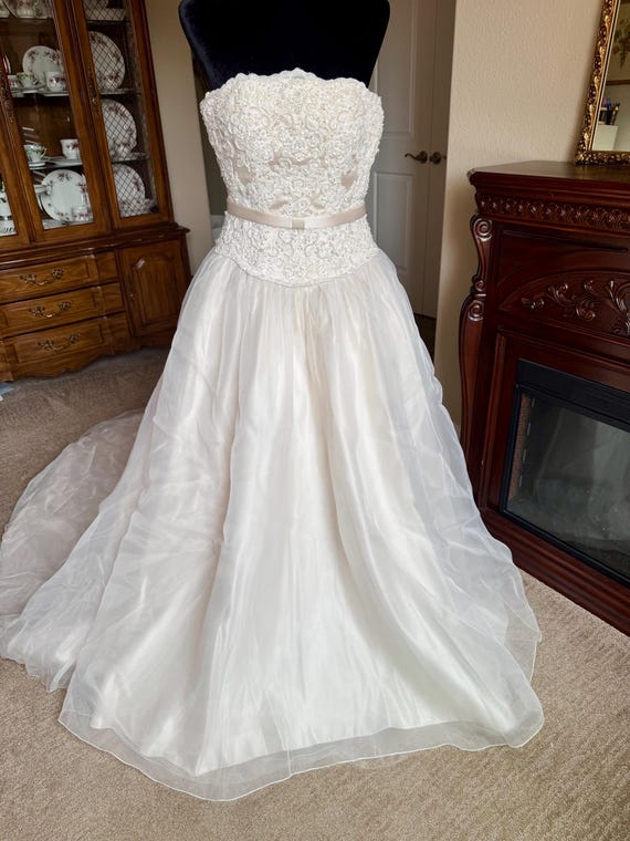 Oleg Cassini - Cleaned and Preserved- Timeless, Beaded Alencon lace  Ballgown !!