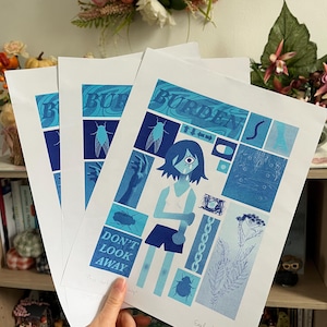 Puede incluir: Tres impresiones artísticas con una ilustración azul y blanca. Las impresiones muestran la palabra "BURDEN" y una figura estilizada, insectos y el texto "DON'T LOOK AWAY". La obra de arte tiene una estética dibujada a mano.