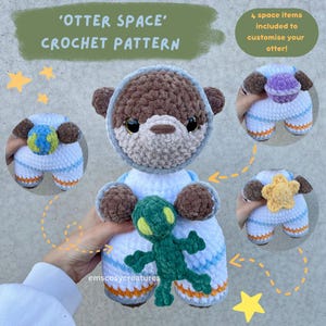 Pode incluir: Padrão de crochê para uma lontra vestindo um traje espacial e segurando um alienígena verde. O padrão inclui quatro acessórios com tema espacial: um planeta, uma estrela, um foguete e uma lua. Padrão de crochê 'Otter Space'.