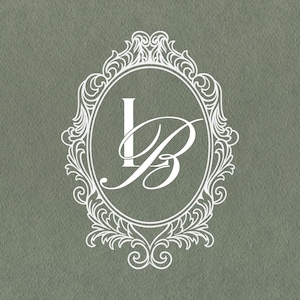 Puede incluir: Diseño de monograma blanco con las letras "I" y "B" en una escritura decorativa. Las letras están dentro de un marco ovalado adornado con intrincados adornos, sobre un fondo verde apagado.