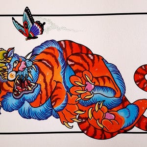 Puede incluir: Una ilustración colorida de un tigre con rayas azules y naranjas, una calavera verde y una mariposa. El tigre está dibujado en un estilo japonés tradicional.
