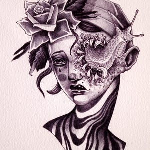 Puede incluir: Un dibujo en blanco y negro de una mujer con una rosa en el pelo y un caracol en la cara. El caracol tiene una concha y tentáculos detallados.