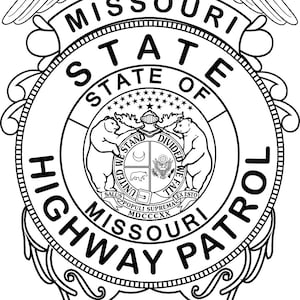 Puede incluir: Ilustración en blanco y negro del emblema de la Patrulla de Carreteras del Estado de Missouri. El emblema presenta un águila calva con las alas extendidas sobre un escudo circular. El escudo contiene el sello del estado de Missouri, que representa dos osos que sostienen una cresta con una luna creciente, una estrella y un escudo con el escudo de armas de los Estados Unidos. El texto "MISSOURI STATE HIGHWAY PATROL" rodea el escudo.