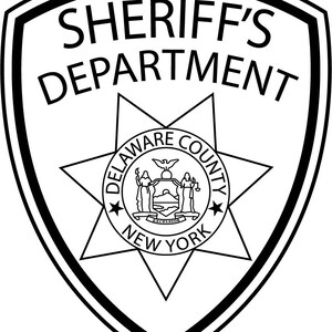 以下が含まれることがあります： 「SHERIFF'S DEPARTMENT」という文字が上部に書かれた、星の中に「DELAWARE COUNTY NEW YORK」という文字が書かれた、白黒の保安官バッジのイラストです。