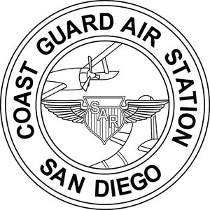 Könnte beinhalten: Schwarzweiß-Illustration eines Siegels der Coast Guard Air Station San Diego. Das Siegel zeigt ein stilisiertes Flugzeug, Flügel und den Text "Coast Guard Air Station San Diego".