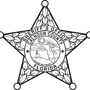 Op de afbeelding: Zwart-witte illustratie van een sheriffster met de tekst "Sheriff's Office Calhoun County Florida" en "In God We Trust" in een cirkel.