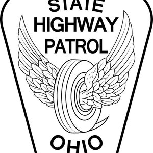 Può includere: Illustrazione in bianco e nero di uno pneumatico alato con il testo "STATE HIGHWAY PATROL OHIO" in uno scudo.
