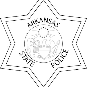 Pode incluir: Emblema da Polícia Estadual do Arkansas em preto e branco. O emblema tem a forma de uma estrela de seis pontas com as palavras "ARKANSAS STATE POLICE" em torno de um emblema central.