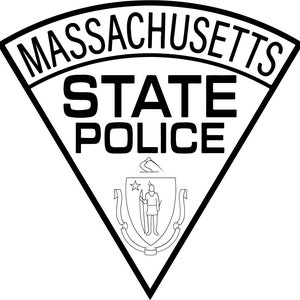 Puede incluir: Ilustración en blanco y negro de una insignia de la Policía Estatal de Massachusetts. La insignia es un triángulo con esquinas redondeadas y presenta las palabras "MASSACHUSETTS STATE POLICE" en negrita. La insignia también incluye una ilustración estilizada del sello del estado de Massachusetts.
