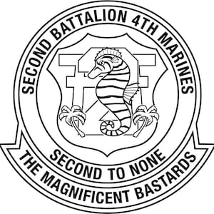 Puede incluir: Ilustración en blanco y negro de una insignia de unidad militar. La insignia presenta un círculo con el texto "Second Battalion 4th Marines" alrededor del exterior. Dentro del círculo hay un escudo con un caballito de mar y palmeras. El texto "Second to None The Magnificent Bastards" está escrito debajo del escudo.