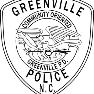 Puede incluir: Ilustración en blanco y negro de una placa de policía con las palabras "Greenville Police N.C." y "Community Oriented" alrededor de un águila estilizada con flechas.
