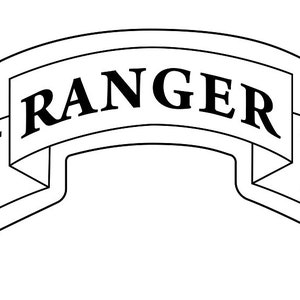 Peut inclure: Emblème noir et blanc avec le texte "RANGER" en gras sur une bannière incurvée. La bannière est flanquée de "1ST" à gauche et de "BN" à droite, le tout dans un contour blanc.