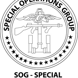 Może przedstawiać: Czarno-biała ilustracja pieczęci z tekstem "SPECIAL OPERATIONS GROUP" wokół zewnętrznej strony i "SOG - SPECIAL OPERATIONS GROUP" pod pieczęcią.