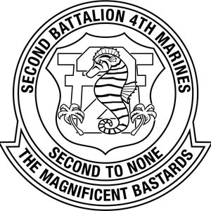 Könnte beinhalten: Schwarzweiß-Illustration eines militärischen Einheitsemblems. Das Emblem zeigt einen Kreis mit dem Text "Second Battalion 4th Marines" um den Außenrand. Im Inneren des Kreises befindet sich ein Schild mit einem Seepferdchen und Palmen. Der Text "Second to None The Magnificent Bastards" ist unter dem Schild geschrieben.