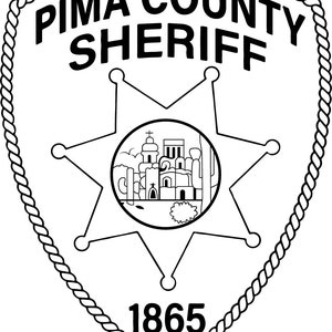 Może przedstawiać: Czarno-biała ilustracja odznaki szeryfa z gwiazdą i budynkiem w środku. Tekst "PIMA COUNTY SHERIFF" znajduje się nad gwiazdą, a tekst "1865" pod gwiazdą.