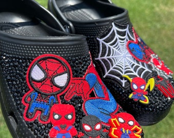 Sabots Spider-Man pour enfants : crocodiles noirs avec breloques