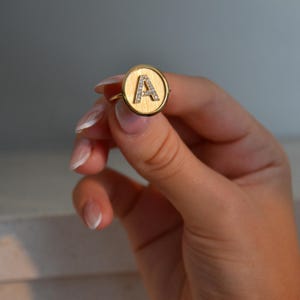 Anillo de oro macizo de 14 quilates con letras, anillo personalizado, banda con letras delicadas, anillo con monograma con nombre, joyas personalizadas, regalos de Navidad