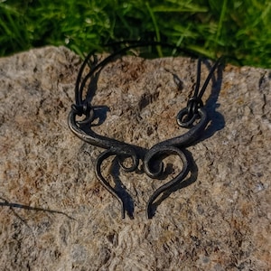 Handgeschmiedeter Halbherzanhänger aus geschwärztem Metall - Paar-Halskette - Rustikaler Schmuck - Einzigartiger handgefertigter Eisenanhänger