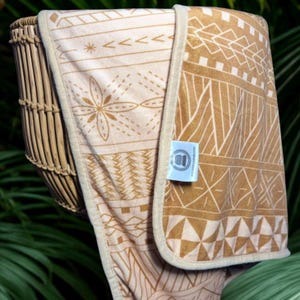 Manta polinesia reversible para bebé