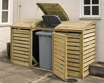 Könnte beinhalten: Ein Holz-Mülleimer-Lager mit einem Klappdeckel und einer Seitentür. Die Einheit hat zwei Fächer für Mülleimer und ist aus Naturholz gefertigt.
