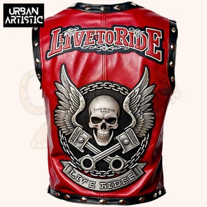 Op de afbeelding: Rood leren vest met zwarte afwerking en zilveren studs. De achterkant heeft een afbeelding met een schedel, vleugels, zuigers en de woorden "LIVE TO RIDE" en "LIVE RIDE". Het vest heeft het "URBAN ARTISTIC" logo.