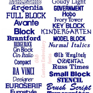 Może przedstawiać: Grafika prezentująca r&oacute;żne style czcionek w kolorze niebieskim, w tym "3D BLOCK", "Goudy Bold" i "Brush Script". Tekst "Choose from any of the FONTS below!" znajduje się na g&oacute;rze, z "(optional)" poniżej.