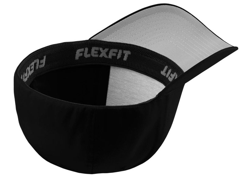 Może przedstawiać: Czarna czapka bejsbolowa Flexfit z zakrzywionym daszkiem i szarym wnętrzem. Wewnętrzna opaska ma logo Flexfit w szarych literach. Czapka została zaprojektowana z dopasowanym krojem.