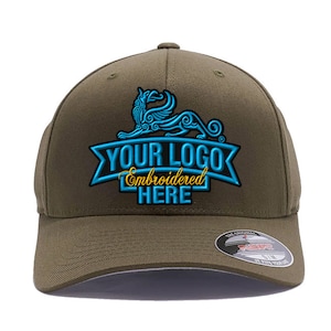 Może przedstawiać: Oliwkowa czapka z daszkiem z zakrzywionym daszkiem. Czapka posiada haftowane logo w kolorze turkusowym i złotym z napisem "YOUR LOGO Embroidered HERE". Mała, czarno-biała metka znajduje się z boku.