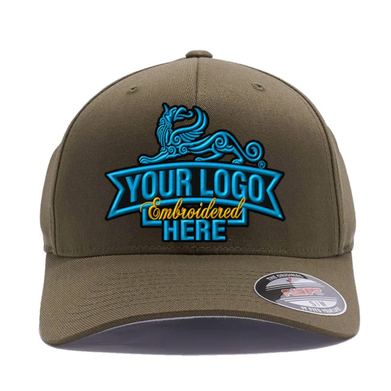 Może przedstawiać: Oliwkowa czapka z daszkiem z zakrzywionym daszkiem. Czapka posiada haftowane logo w kolorze turkusowym i złotym z napisem "YOUR LOGO Embroidered HERE". Mała, czarno-biała metka znajduje się z boku.