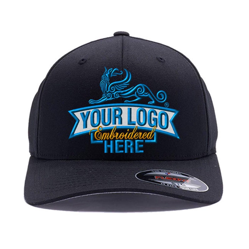 Może przedstawiać: Czarna czapka bejsbolowa z zakrzywionym daszkiem. Czapka posiada haftowane logo w kolorze niebieskim i złotym z napisem "YOUR LOGO Embroidered HERE". Czapka ma dopasowany kr&oacute;j.