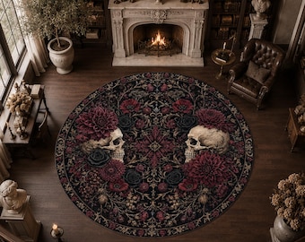 Tapete redondo gótico com caveiras, tapete circular floral bordô, tapete escuro com esqueleto botânico, tapete redondo com rosas pretas, decoração alternativa para casa com temática bruxa.