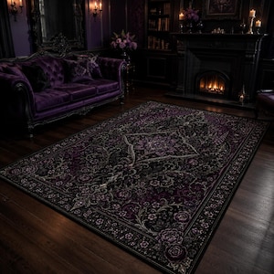 Può includere: Un tappeto rettangolare caratterizzato da una palette di colori viola scuro e nero con un intricato motivo floreale e damascato. Il design include un medaglione centrale circondato da dettagliati motivi botanici e un bordo decorativo in tonalità viola.