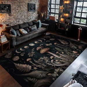 Könnte beinhalten: Ein dunkel getönter Teppich mit einem botanischen Design mit Pilzen, Farnen und Mondphasen. Die detaillierte Illustration des Teppichs verwendet Brauntöne, Beige und Grün und schafft eine natürliche und skurrile Ästhetik. Der Teppich befindet sich in einem Wohnzimmer.