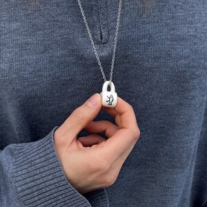Petit porte-clés en céramique pour tasse - pendentif poisson marchant