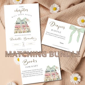Pu&ograve; includere: Un set di inviti stampabili per una baby shower con una pila di libri decorati con un fiocco verde e fiori. Il testo sull'invito recita "Un nuovo capitolo inizier&agrave; presto" e "Unisciti a noi per una baby shower in onore di Rachelle Beaudry, Luned&igrave;, 2 maggio 2030, 20:30". Il testo sulla carta della lotteria dei pannolini recita "Lotteria dei pannolini, Porta un pacchetto di pannolini di qualsiasi taglia per avere la possibilit&agrave; di vincere un premio speciale!"