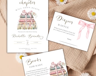 Puede incluir: Una invitación de baby shower rosa y blanca con una pila de libros atados con una cinta rosa. La invitación dice "Un nuevo capítulo pronto comenzará" e incluye el nombre "Rachelle Beaudry". También hay dos tarjetas para una rifa de pañales y una solicitud de libros en lugar de tarjetas.