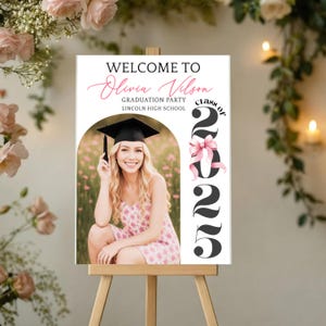 Modello Canva per cartello di benvenuto per la festa di laurea della classe del 2025, poster di benvenuto con foto per la festa di laurea, poster di benvenuto minimalista moderno, modificabile