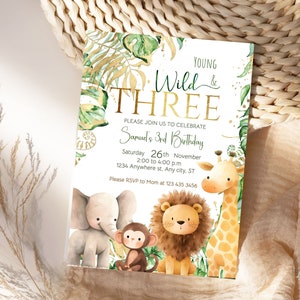 以下が含まれることがあります： 緑、金、白のカラーリングのジャングルをテーマにした誕生日招待状。招待状には、キリン、ライオン、ゾウ、サルが描かれており、次のようなテキストが書かれています。「Young Wild & Three. サミュエルの3歳の誕生日をお祝いするために、ぜひご参加ください。11月26日（土）午後2時～4時。1234 Anywhere st, Any city, ST。お母様に123 435 3456までご連絡ください。」